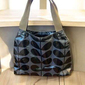 Orla Kiely Women's Black Stem Shoulder Bag with Multiple Pockets